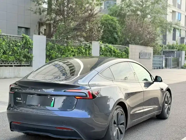 Tesla Model 3 — Фото автомобиля 6