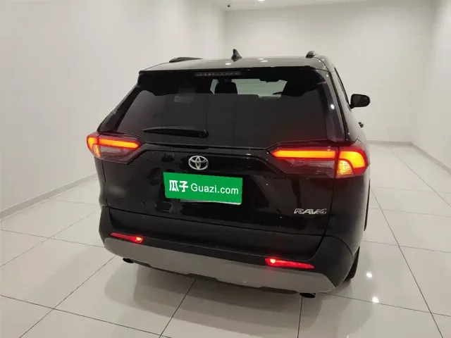 Toyota RAV4 — Фото автомобиля 3