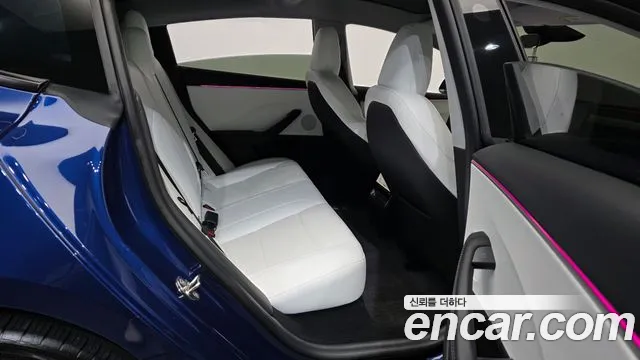 Tesla Model 3 — Фото автомобиля 12