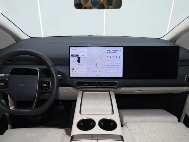 Li Auto MEGA — Фото автомобиля 16