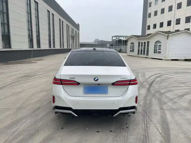 BMW 5 Series — Фото автомобиля 12