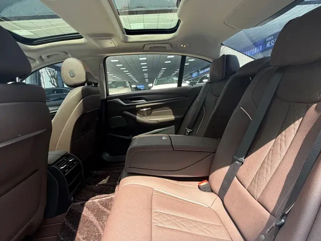 BMW 5 Series — Фото автомобиля 6