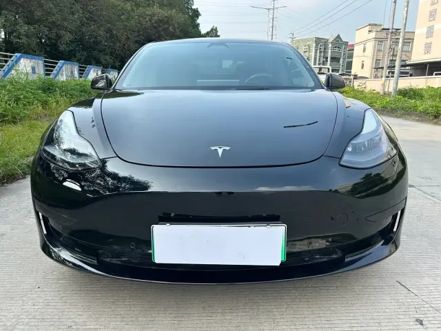 Tesla Model 3 — Фото автомобиля 2