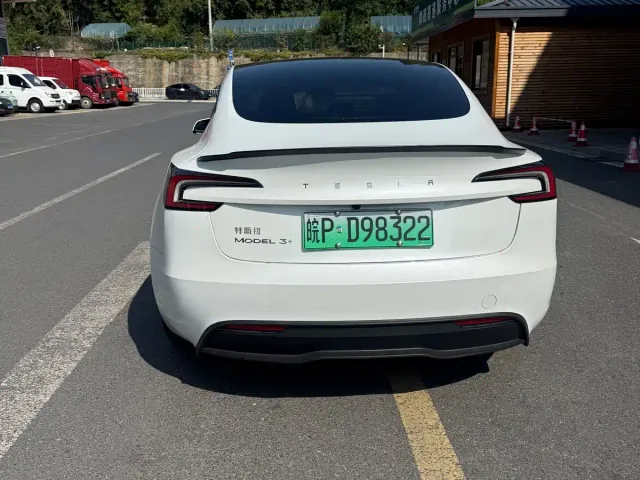Tesla Model 3 — Фото автомобиля 5