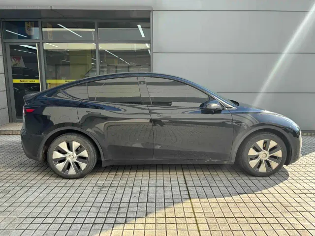 Tesla Model Y — Фото автомобиля 3