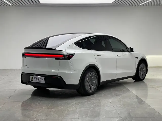 Tesla Model Y L — Фото автомобиля 6