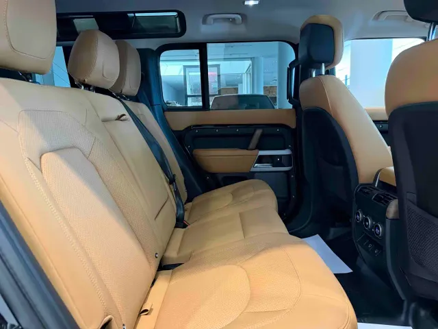 Land Rover Defender — Фото автомобиля 21