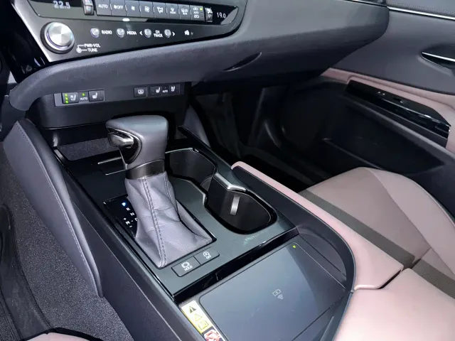 Lexus ES — Фото автомобиля 13
