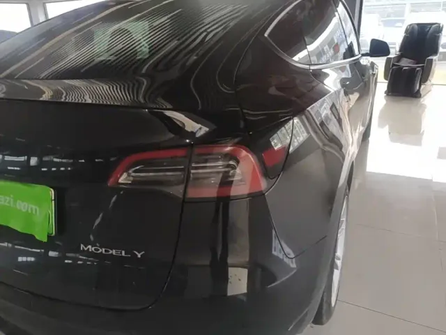 Tesla Model Y — Фото автомобиля 7