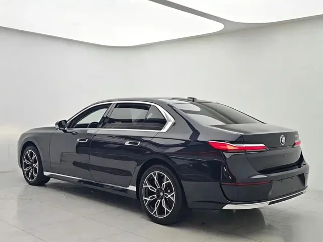 BMW 7 Series — Фото автомобиля 16