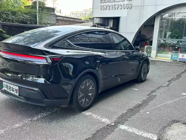 Tesla Model Y L — Фото автомобиля 5