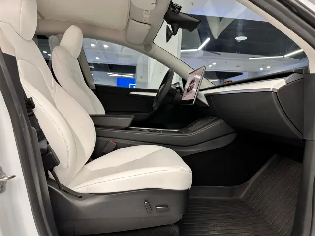 Tesla Model Y — Фото автомобиля 17