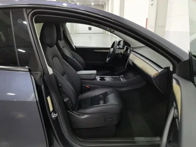 Tesla Model Y — Фото автомобиля 23
