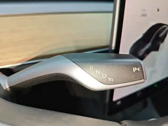 Tesla Model 3 — Фото автомобиля 13