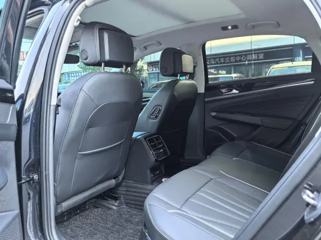 Volkswagen Passat — Фото автомобиля 6