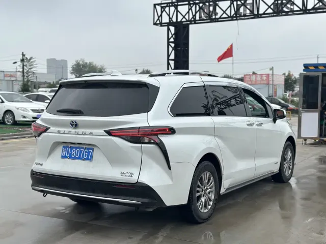 Toyota Sienna — Фото автомобиля 10