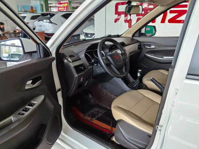Wuling Hongguang — Фото автомобиля 6