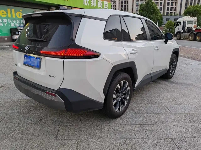 Toyota RAV4 — Фото автомобиля 4