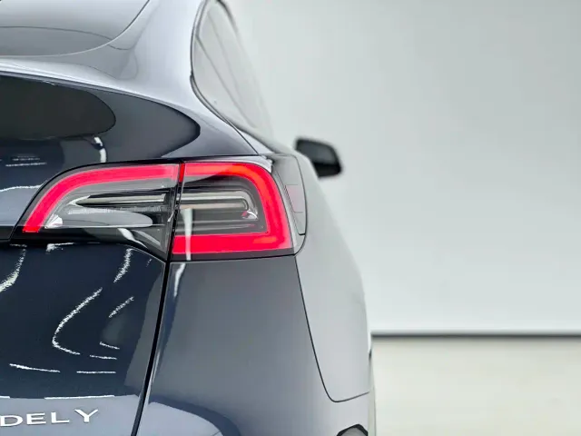 Tesla Model Y — Фото автомобиля 13