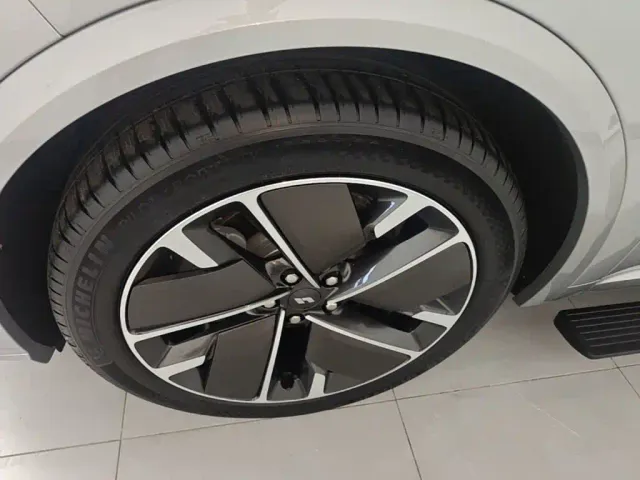 Li Auto L9 — Фото автомобиля 22