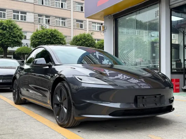 Tesla Model 3 — Фото автомобиля 3