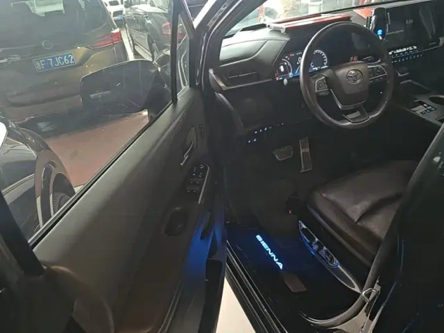 Toyota Sienna — Фото автомобиля 15