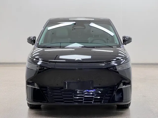 Xpeng X9 — Фото автомобиля 2