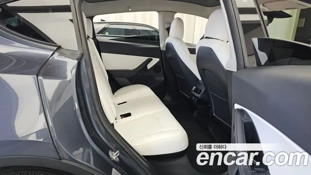 Tesla Model Y — Фото автомобиля 12