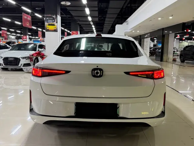 Changan Qiyuan A05 — Фото автомобиля 8