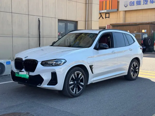 BMW iX3 — Фото автомобиля 2