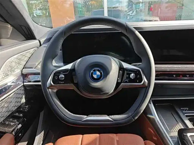 BMW i7 — Фото автомобиля 10