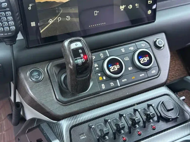 Land Rover Defender — Фото автомобиля 25