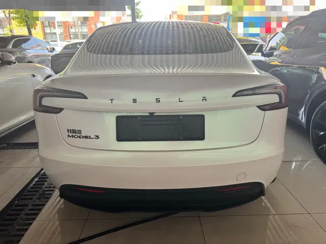Tesla Model 3 — Фото автомобиля 12