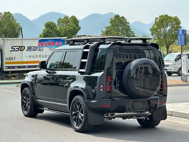 Land Rover Defender — Фото автомобиля 4