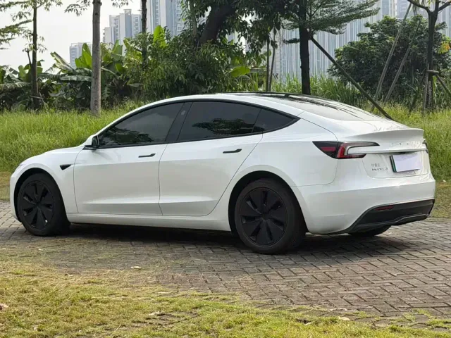 Tesla Model 3 — Фото автомобиля 7