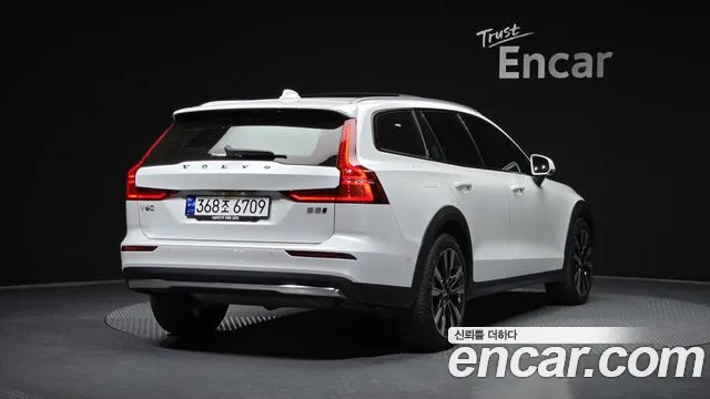 Вольво V60 V60 Cross Country 2 поколение B5 Ultimate AWD — Фото автомобиля 2