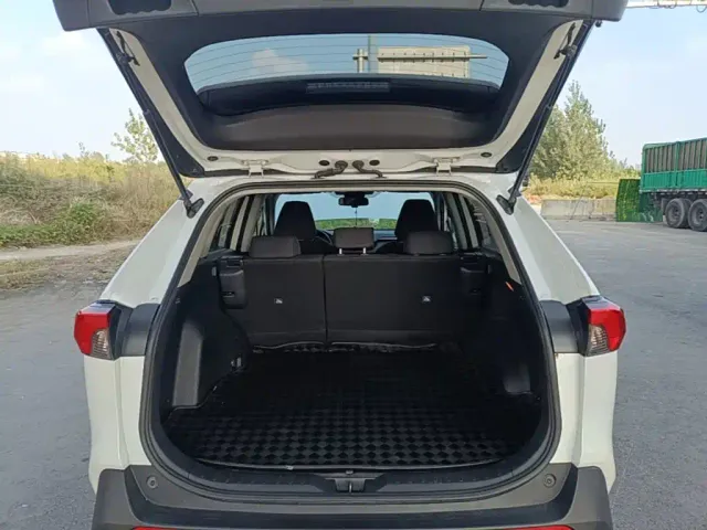 Toyota RAV4 — Фото автомобиля 14