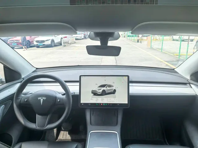 Tesla Model Y — Фото автомобиля 13