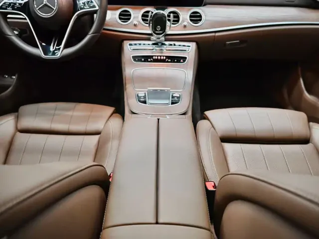 Mercedes-Benz E-Class — Фото автомобиля 11