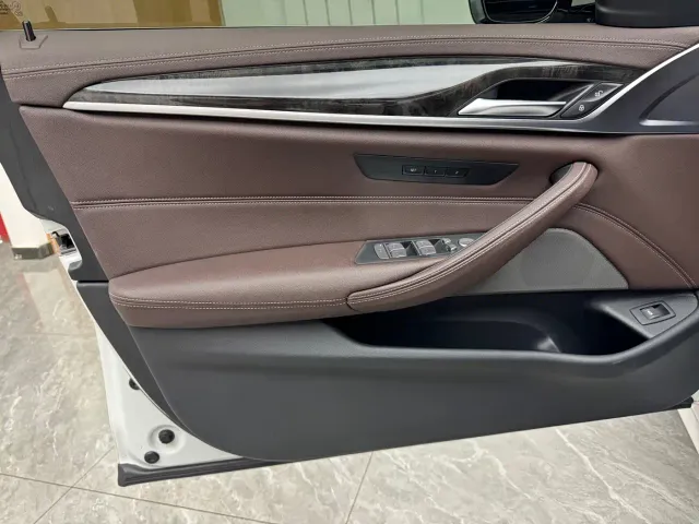 BMW 5 Series — Фото автомобиля 16