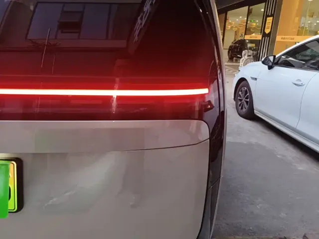 Li Auto MEGA — Фото автомобиля 23