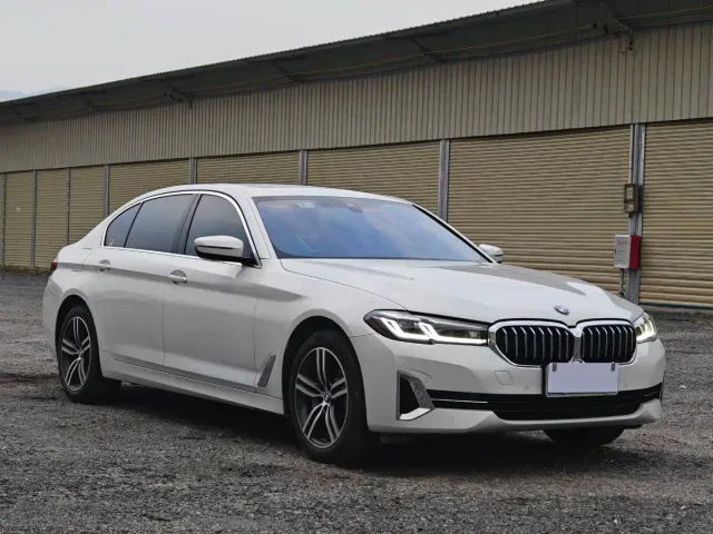 BMW 5 Series — Фото автомобиля 3