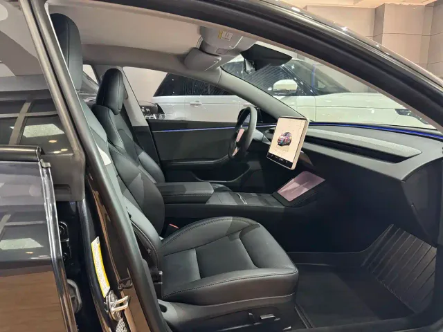 Tesla Model 3 — Фото автомобиля 8