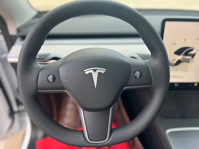 Tesla Model Y — Фото автомобиля 4