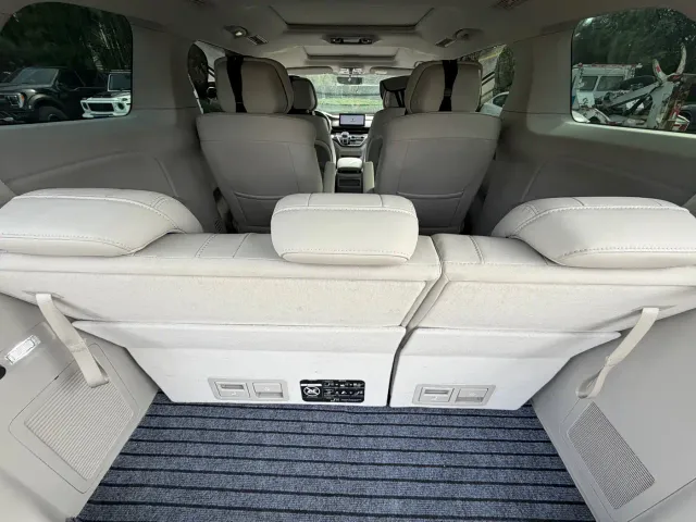 Roewe iMAX8 — Фото автомобиля 17