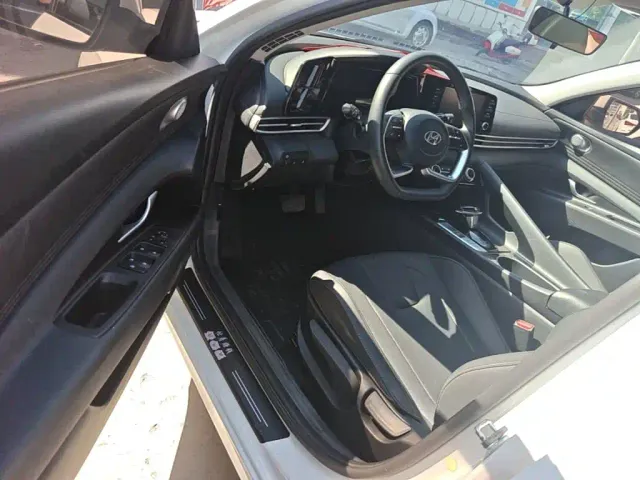 Hyundai Elantra — Фото автомобиля 15