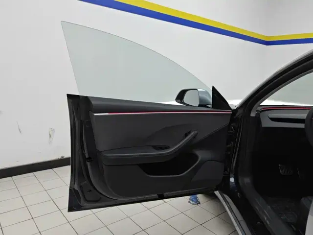 Tesla Model 3 — Фото автомобиля 7