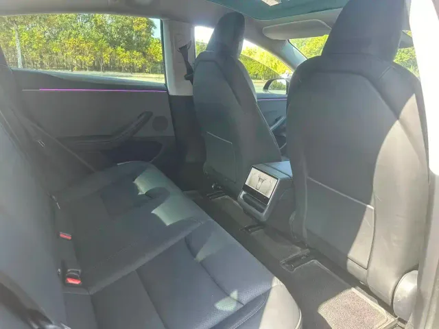Tesla Model 3 — Фото автомобиля 6