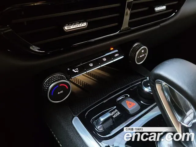 Lotus Emira — Фото автомобиля 12