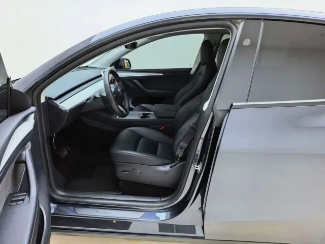 Tesla Model Y — Фото автомобиля 12
